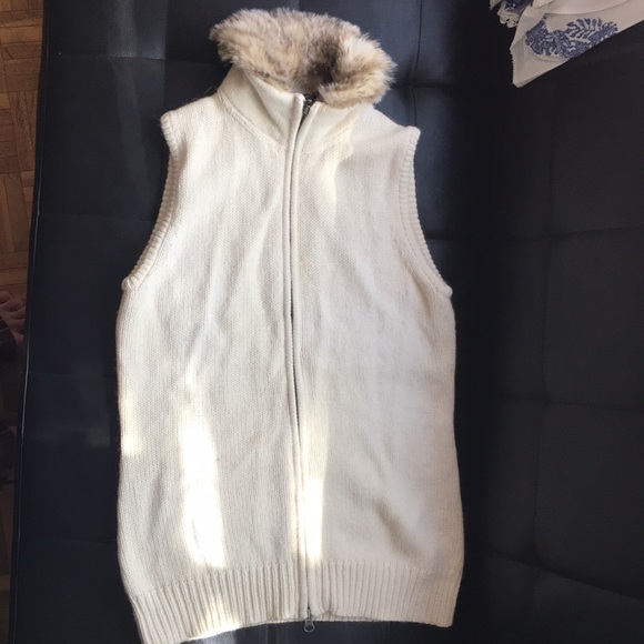 Eddie Bauer vest with fur line neck - Picture 1 of 3